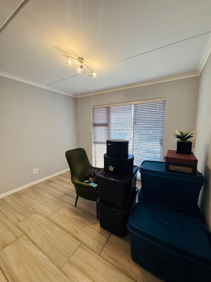 To Let 1 Bedroom Property for Rent in Guldenland Western Cape